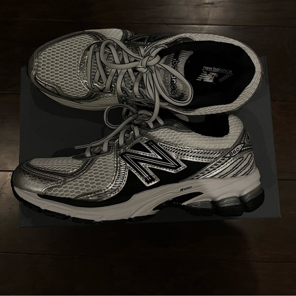 New Balance 860 V2